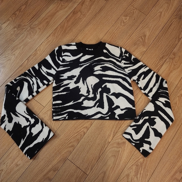 H&M Crop Sweater - Picture 1 of 12